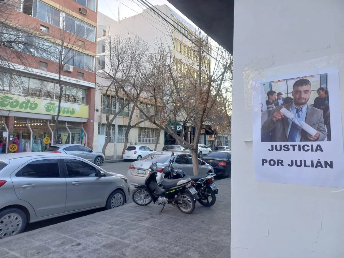 En muchos sectores del centro roquense hay carteles pidiendo justicia por Juli&aacute;n. Foto (Tania Domenicucci-ANR)