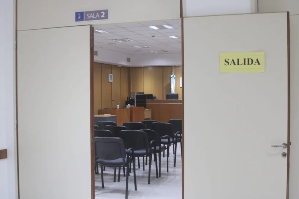 La sala donde se realizó la audiencia estuvo colmada por familiares de los detenidos, y algunos amigos de la victima, pero la prensa debió esperar afuera. 