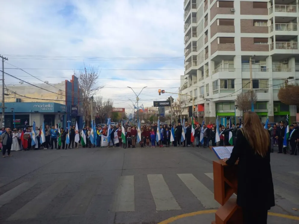 En un día con algunas nubes  pero sin frio intenso,  se llevó adelante el acto. Foto: Tania Domenicucci. ANRoca 