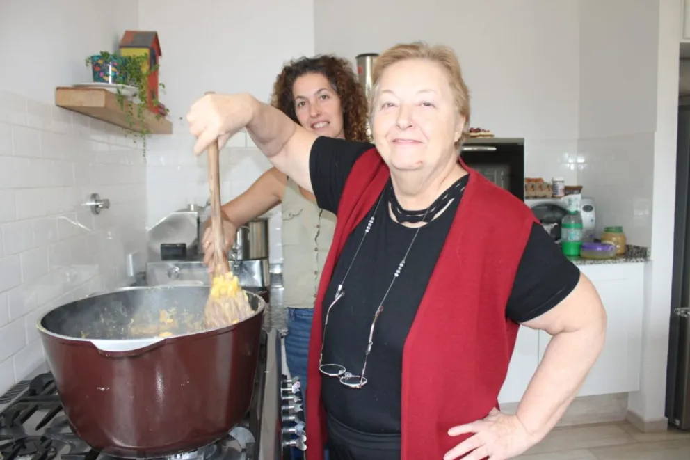 Desde as 4 de la madrugada preparando la comida para poder disfrutar de un momento único. Cecilia con cuchara en mano, y Alejandra con su sonrisa pasando un gran momento en familia.