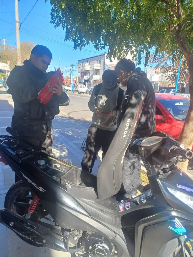 La moto fue secuestrada en el centro de Roca tras detectarse que tenía el número de motor adulterado. Foto (Policía Río Negro).