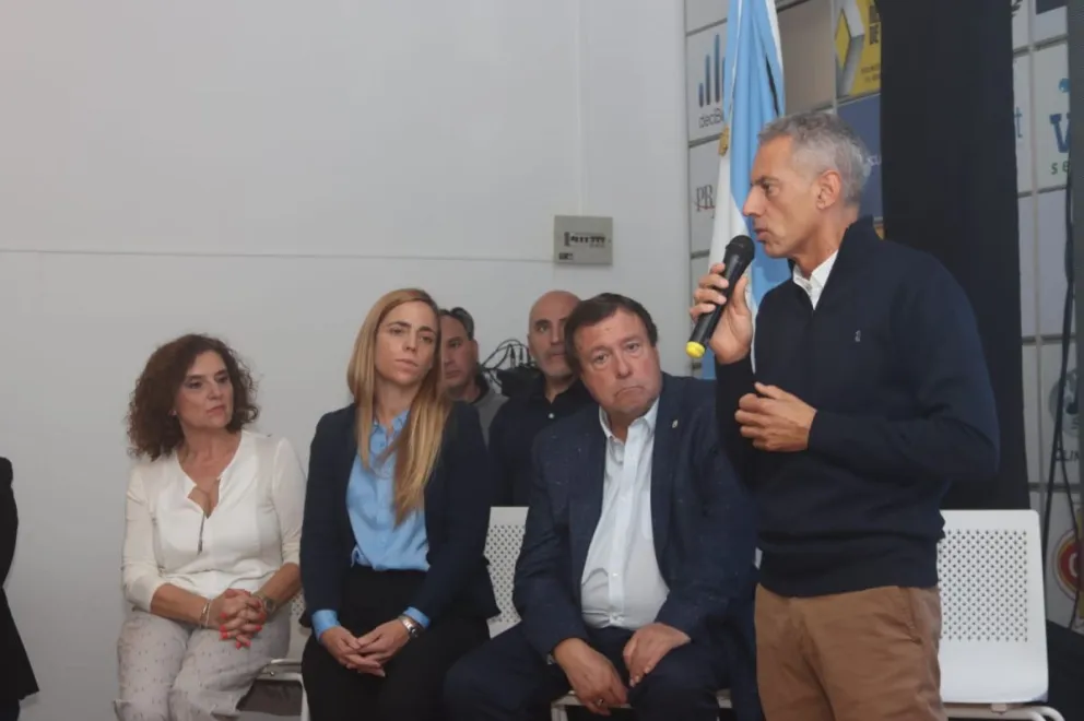 El gobernador estuvo acompañado en el acto por la intendenta María Emilia Soria.  Foto: (Tania Domenicucci - ANRoca)
