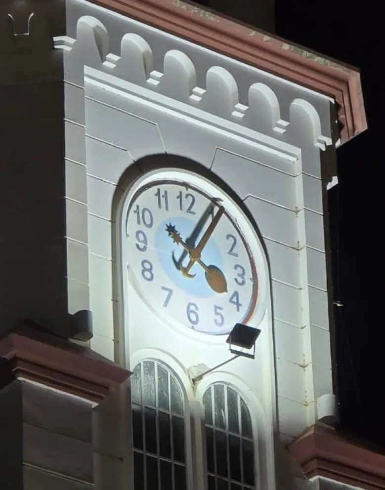 Las agujas del reloj quedaron clavadas a las 4:05.