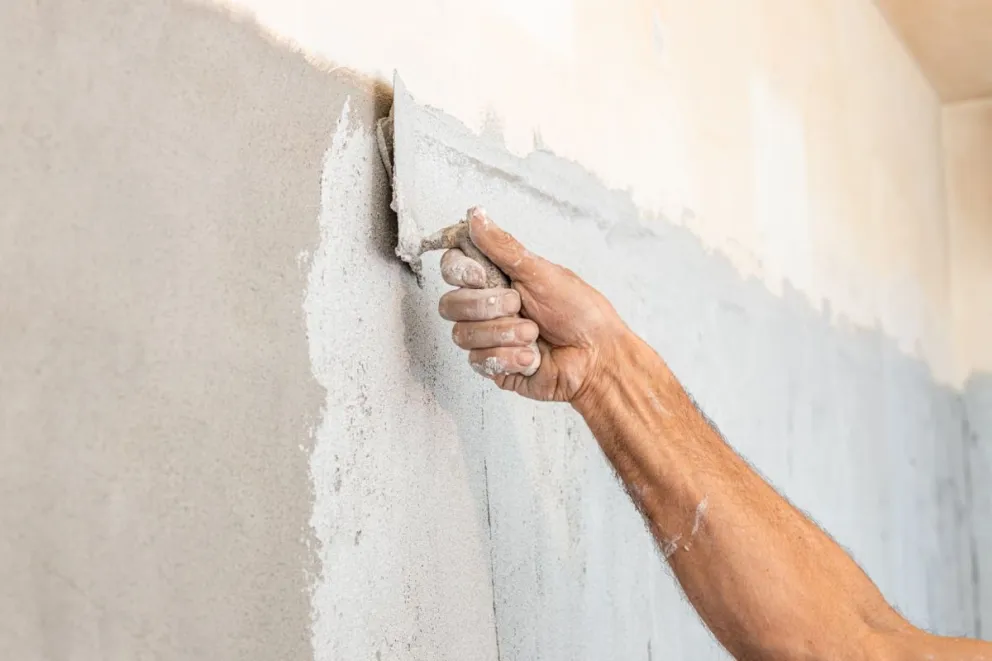 El hombre había sido contratado para realizar arreglos. 