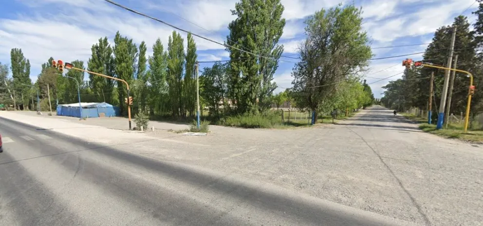 El hecho ocurrió el martes a la tarde, en uno de los accesos más transitados de Roca. La víctima debió recibir atención médica tras el ataque. Foto (Gentileza).