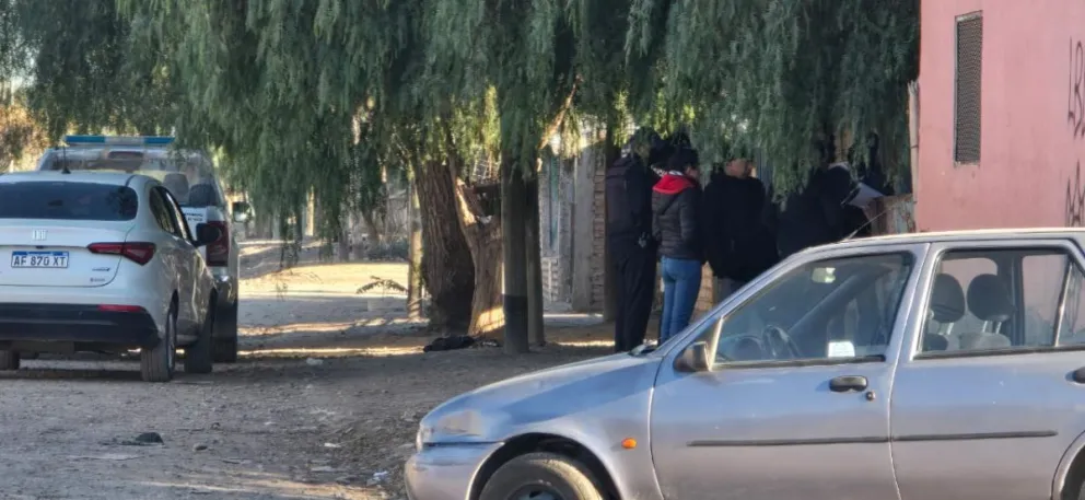 El operativo se concentró esta mañana en una vivienda de la calle Carpintero. Buscan al único acusado que aún no fue detenido por el crimen de Oscar Ripari. Foto (ANR)