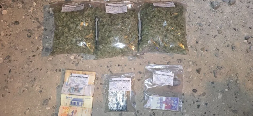 Entre la droga, el dinero, la moto y su teléfono,  el detenido sumaba mas de 10 millones de pesos. 