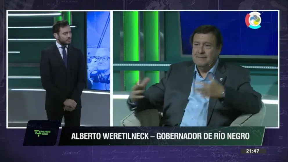 El programa Tenemos Todo se emite por Canal 10, y es conducido por el periodista Pablo Capra. 