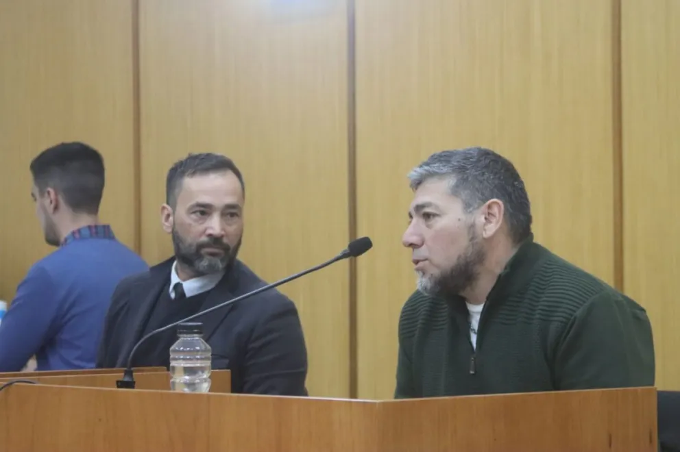 Carlos Portiño, acusado por la muerte del docente Federico Naguil, junto a su defensor Martín Pamio, durante la audiencia de formulación de cargos en Roca. Foto (Tania Domenicucci-ANR)