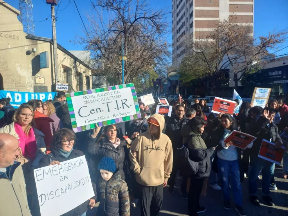 El centro roquense fue epicentro de reclamos ante el ajuste en discapacidad. Foto: (Tania Domenicucci - ANRoca)
