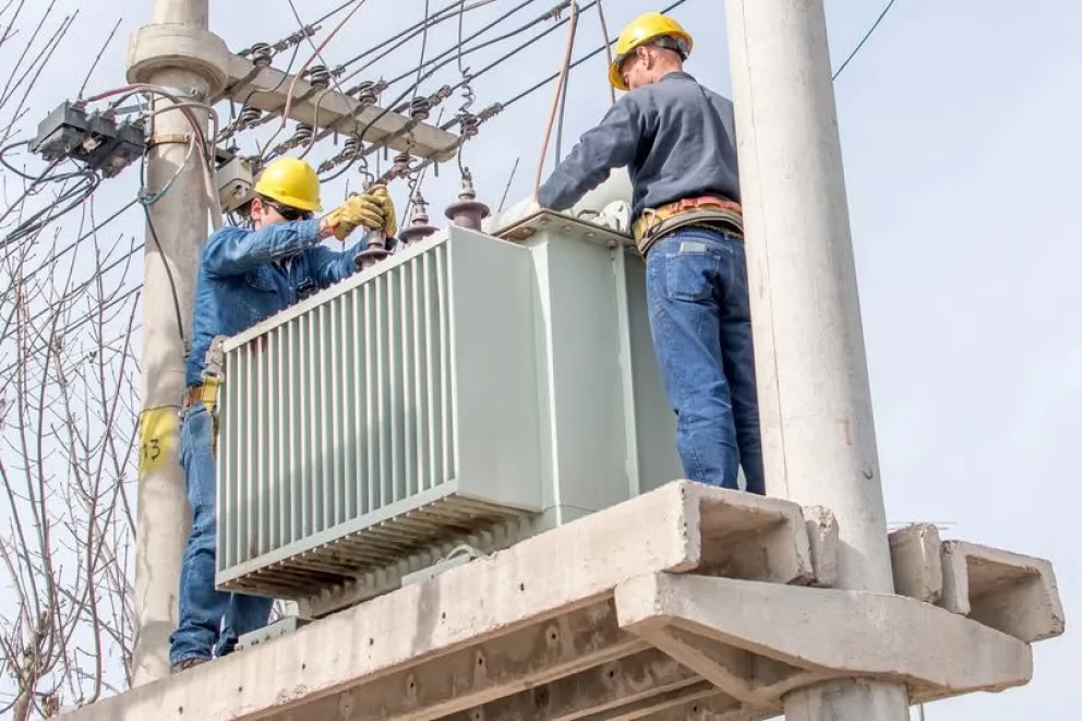 Tareas de mantenimiento preventivo en subestaciones transformadoras de la ciudad. (Foto Edersa) 