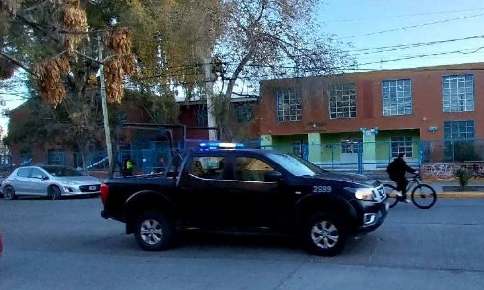 En el colegio de calle San Martín hay una posta policial y se realizan patrullajes de moviles policiales. Foto (Tania Domenicuccí-ANR)