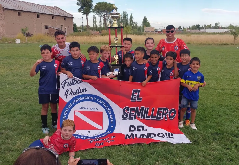 Chicos de Cecap junto a su entrenador, con la bandera del club. Tras años de trabajo en silencio, hoy la institución ya tiene personería jurídica y un predio en Stefenelli. Foto (Facebook Cecap).