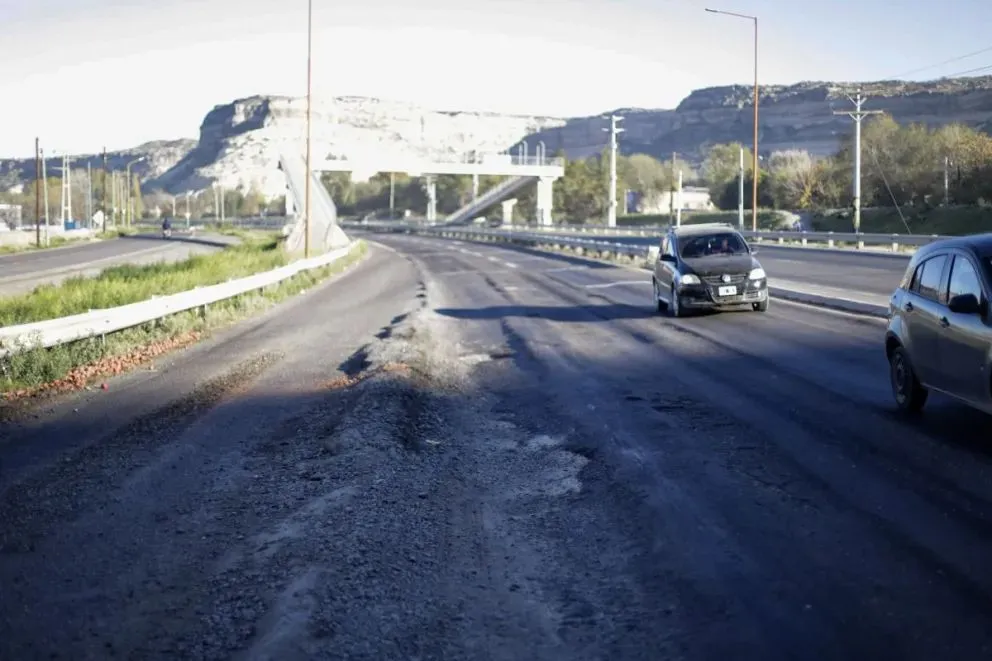 El gobernador, con fotos demostró cómo están las rutas nacionales. Fotos (gentileza).