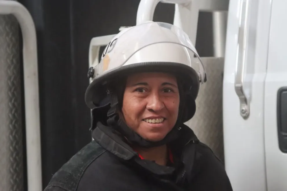 Silvina lleva 20 años de servicio en Bomberos Voluntarios. Foto: (Tania Domenicucci - ANRoca)
