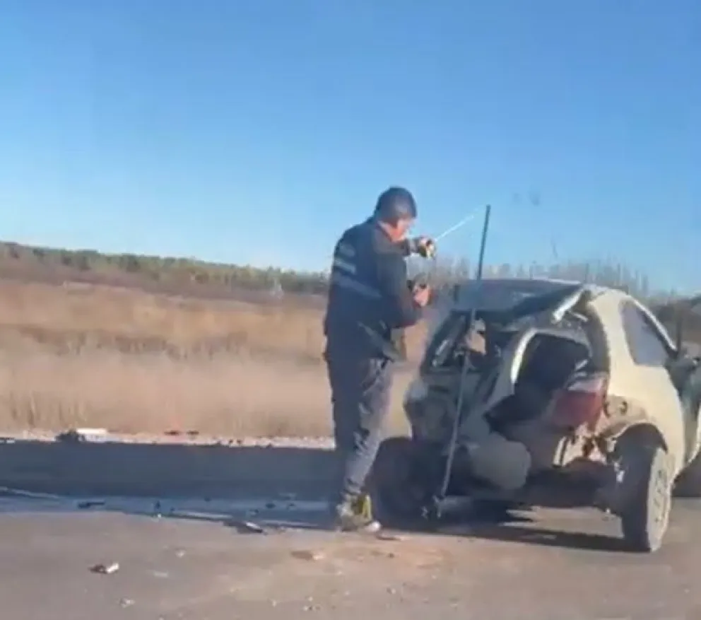 El choque involucró a un Nissan Tiida, un Ford Ka y un camión de transporte. Ocurrió esta tarde en el inicio de la autovía, sobre la Ruta Nacional 22, en Allen. Foto (Video gentileza lector ANR).