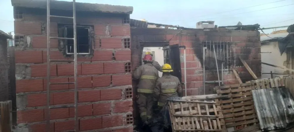 Así ingresaban los Bomberos a corroborar los daños. (Foto gentileza Miguel Parra)