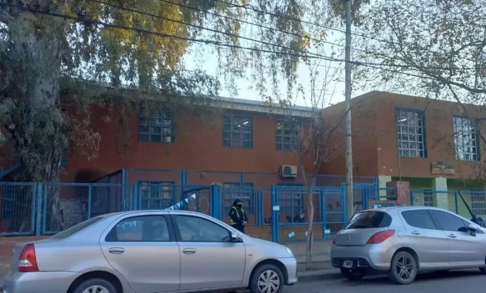 En el ingreso al colegio, hubo presencia policial. Foto: (Tania Domenicucci - ANRoca)
