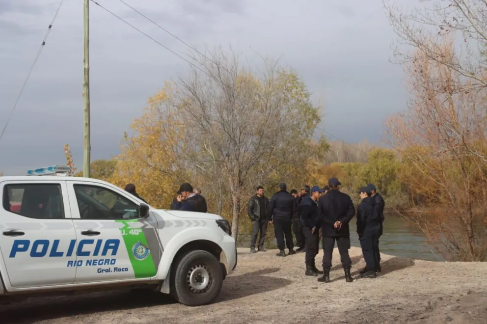Intenso trabajo de  diversas áreas de la Policía de Rio Negro para levantar pistas en el lugar. Foto. Tania Domenicucci. ANRoca 