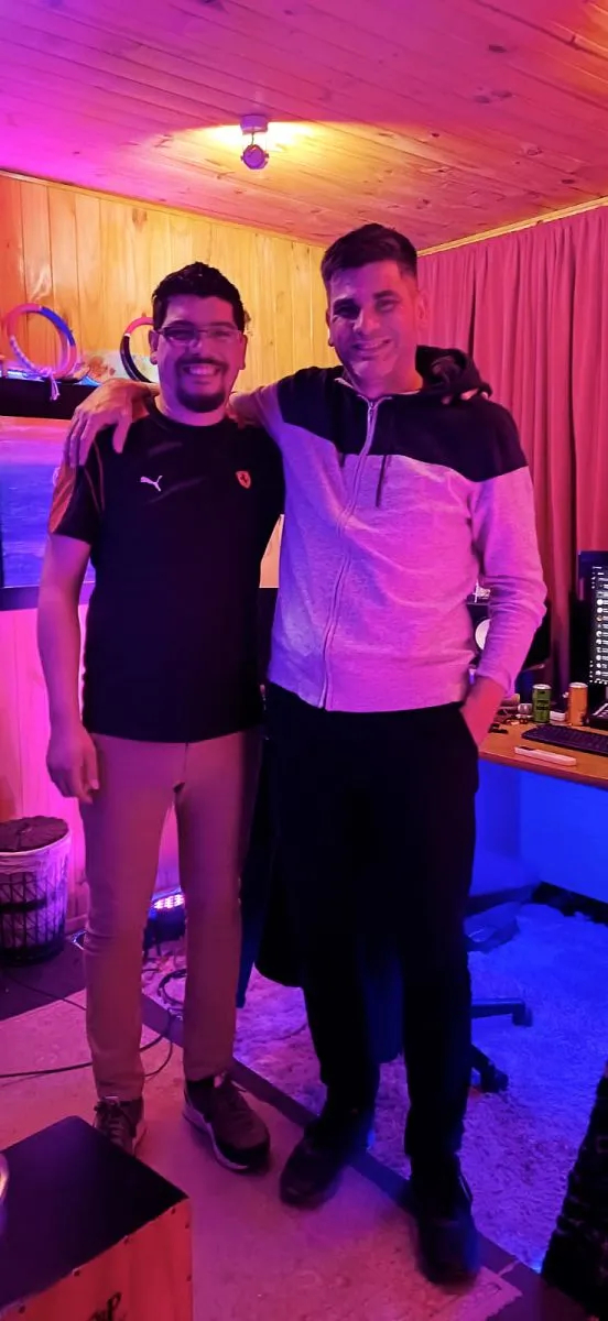 Cesar y Rodrigo Flores, en el estudio de grabaci&oacute;n. Foto (Facebook).