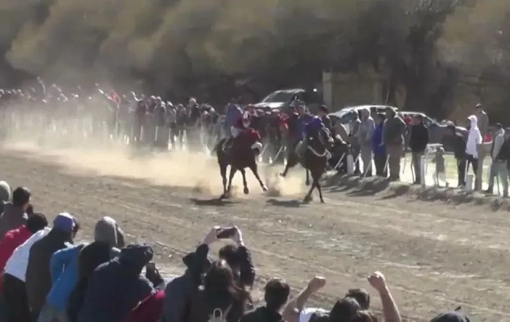 El accidente ocurrió en la séptima carrera del festival hípico en la zona norte de Mainqué. (Foto archivo)