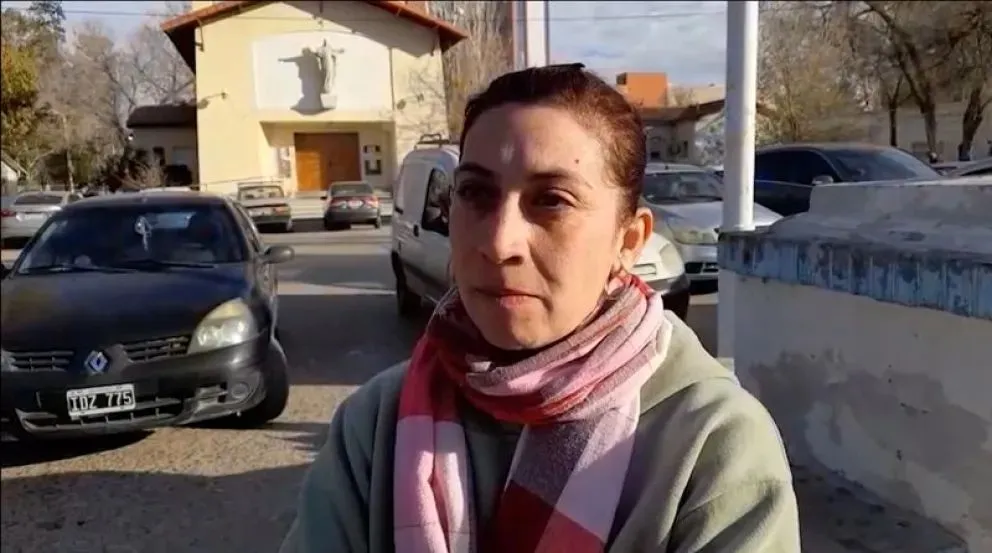 Uno de los animales se desvió de la cancha de carrera y embistió a espectadores. (Foto Canal 10)