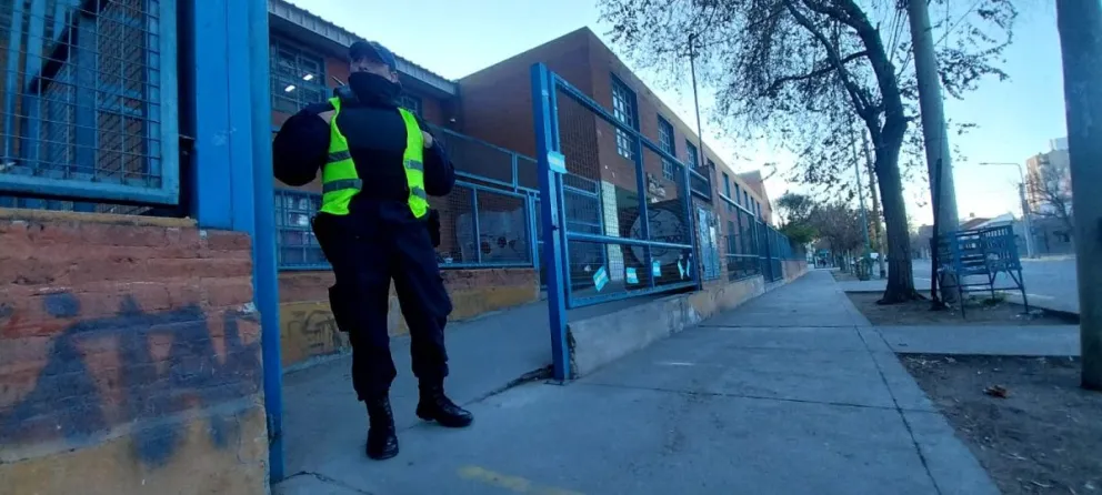 La escuela cuenta con custodia policial y recorridos constantes. Foto. ANRoca 