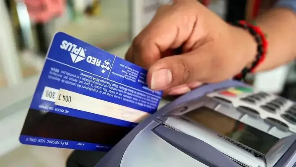 En su regreso de un viaje realizado a Buenos Aires, la mujer detectó consumos que superaban los 18 millones de pesos. Foto (archivo).