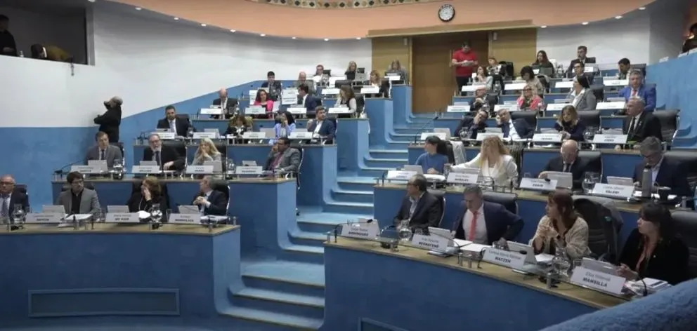 Los incrementos definidos en paritaria impactan también en los haberes de funcionarios y legisladores provinciales. Foto: archivo