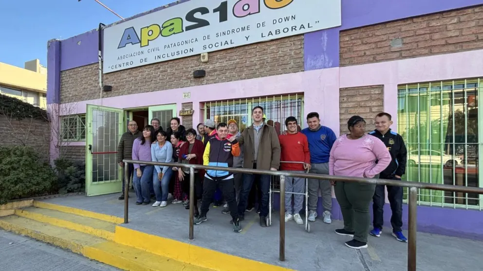 La entrega forma parte del Plan de Minería Social que abastece a varias localidades con equipamiento, insumos y capacitaciones en oficios artesanales. Foto: Gobierno de Río Negro.