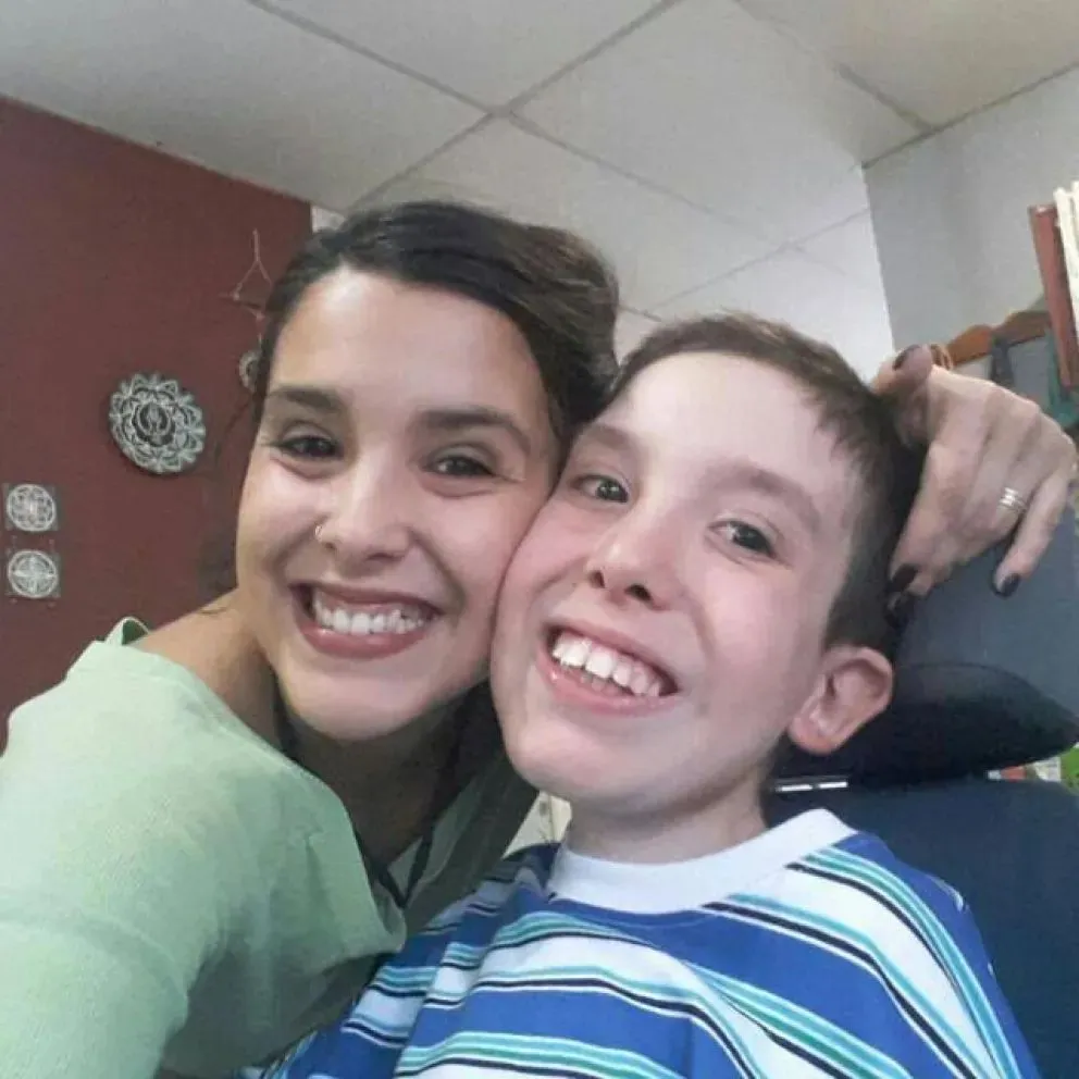 Ariana y Juli&aacute;n, una historia ligada al Garrahan. Foto (ANR)