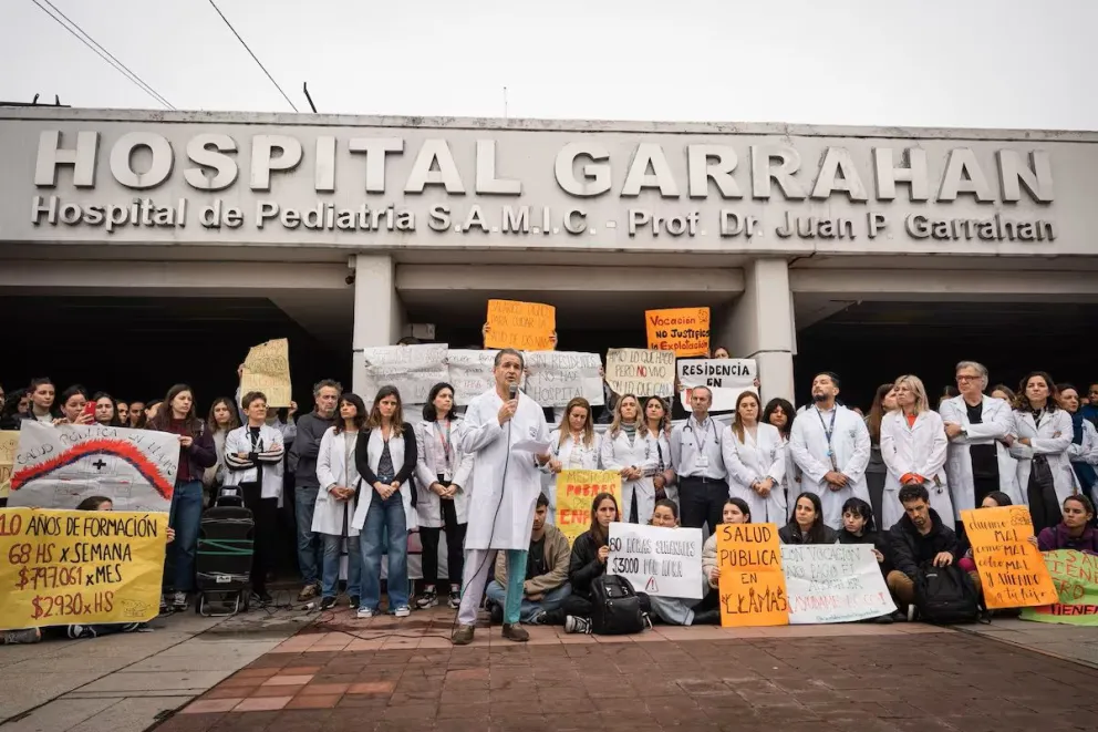 Personal del Hospital Garrahan con banderas y carteles de reclamo por mejoras laborales. Foto (archivo).