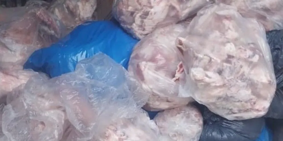 Parte de la carne decomisada por los inspectores durante los operativos en algunas de las carnicerías de Roca. Foto (Policía).