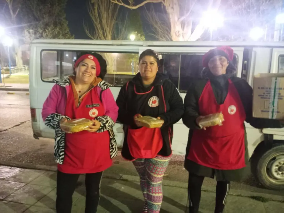 Integrantes de la asociación durante las salidas en la noche ante las bajas temperaturas. 