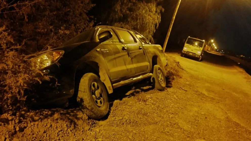 A pasar del despiste, el conductor resultó ileso  y la robusta camioneta salió casi intacta. 