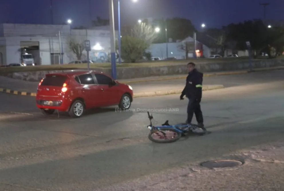 Las partes involucradas en el accidente se encontraban fuera de peligro tras el impacto. Fotos Tania Domenicucci-ANR
