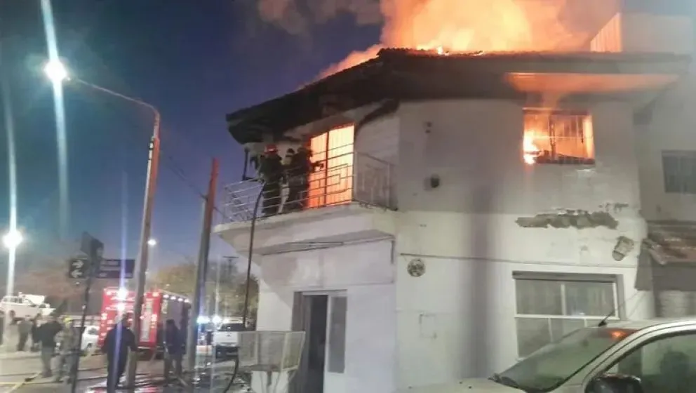 Todavía se desconoce el origen del incendio que destruyó a una familia. Esta mañana confirmaron que hay una cuarta víctima, y un herido internado en el Castro Rendón. Foto (gentileza LMN.)