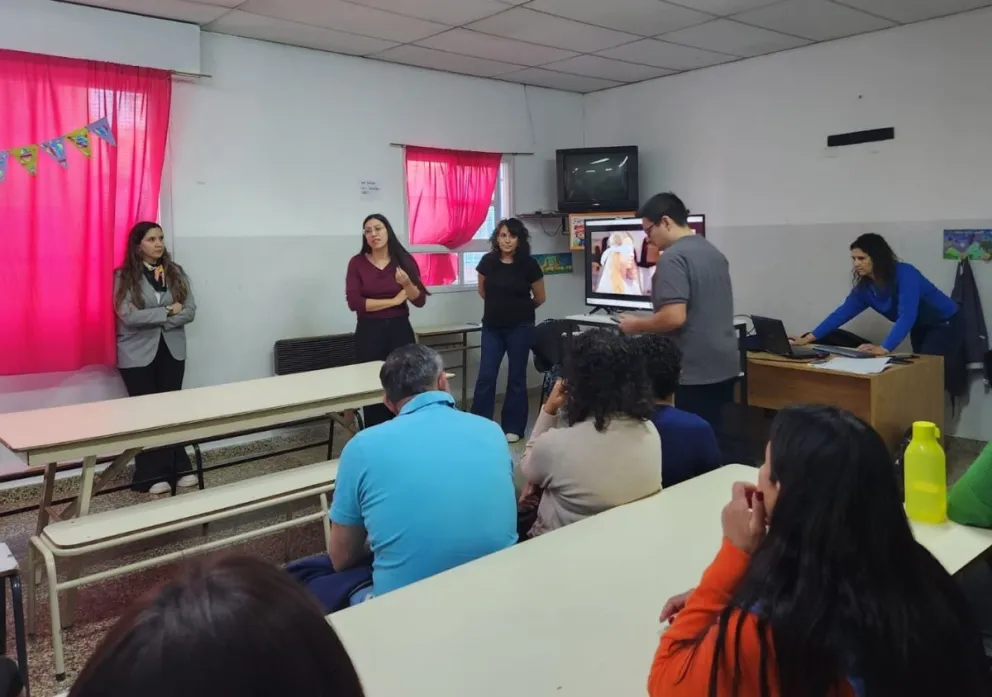 Desde el año pasado, fiscales y capacitadoras especializadas vienen recorriendo escuelas de General Roca con charlas didácticas sobre ciberseguridad. Foto (Ministerio Pública Fiscal).