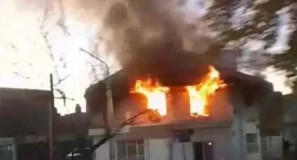 Esta mañana se confirmó que el trágico incendio que sacudió a la zona sur de Neuquén capital sumó una nueva víctima: son cuatro los muertos. | Foto gentileza