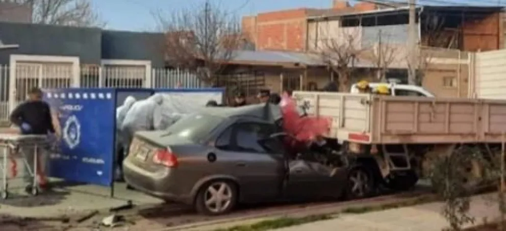 Es coche de la víctima quedó incrustado  en la caja playa de un camión. El conductor venía solo.  