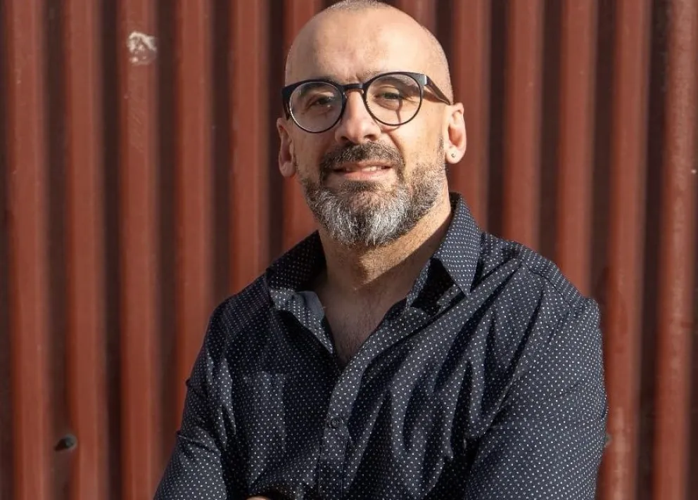  José Luis Mozzoni, el periodista roquense radicado en San Martín de los Andes, autor de la novela breve “Canciones que se escriben solas”. Foto (Editorial Autores de Argentina).