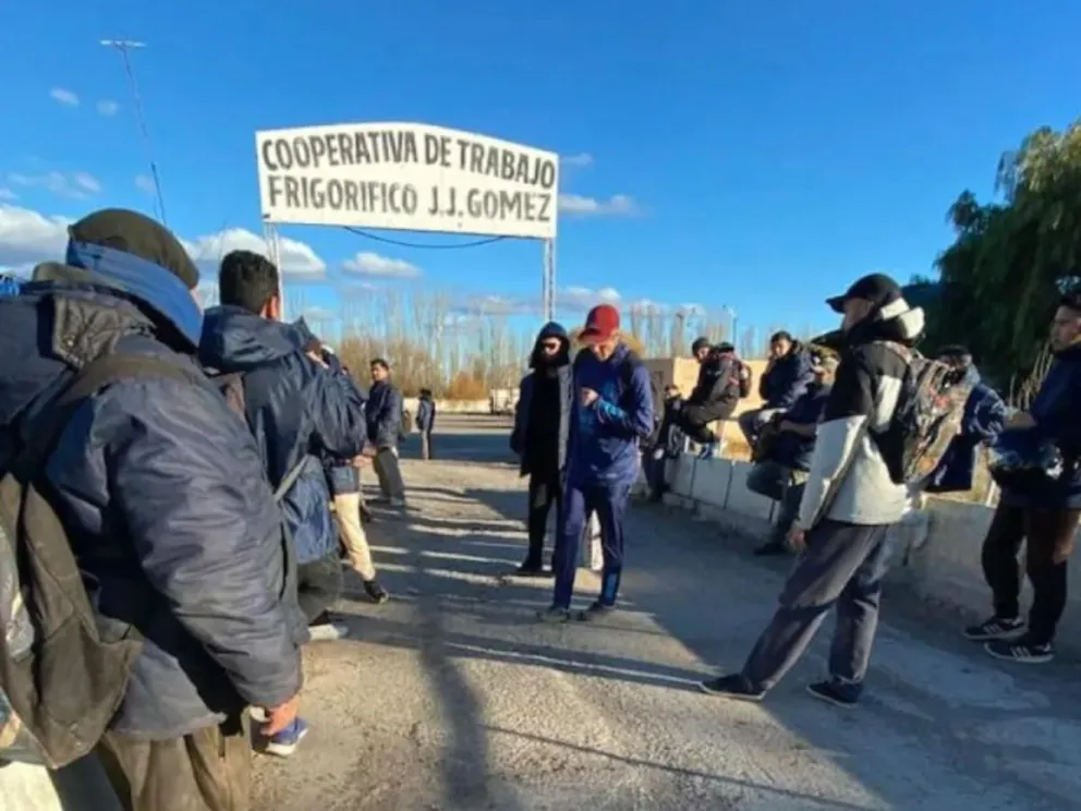 Los trabajadores además de hablar de malos tratos, cuestionaron "el estilo de vida de algunos directivos de la cooperativa Fricader. Foto (redes sociales).