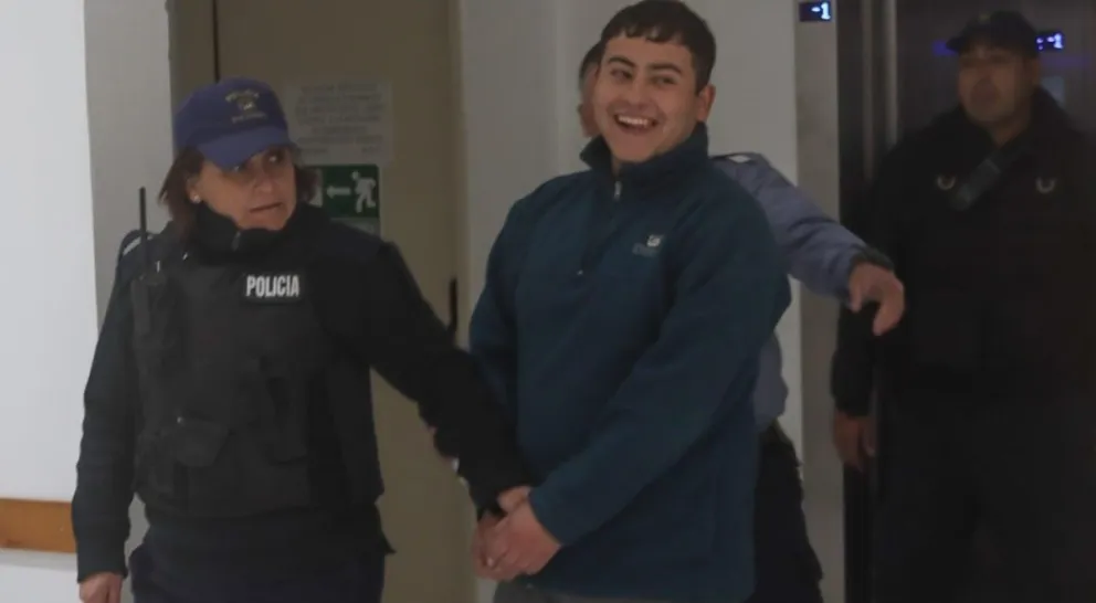 Uno de los tres detenidos llego riéndose a la sala de audiencias donde lo acusaron formalmente de intento de homicidio. Foto: Tania Domenicucci ANRoca 
