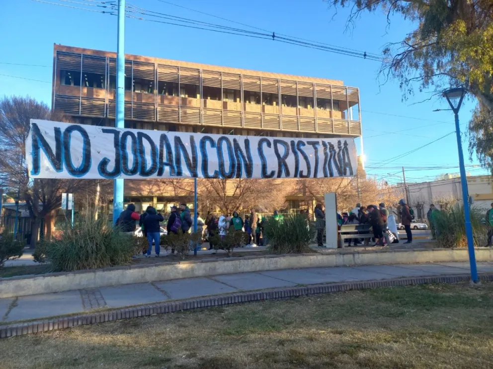 La concentración fue enfrente del Tribunal Federal. Foto: Foto: (Tania Domenicucci - ANRoca)
