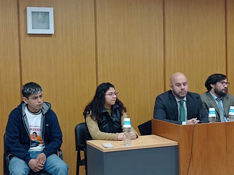 La mamá y el papá de Valentín junto a sus abogados en la audiencia de control de acusación que se está realizando esta mañana. Foto (Sofia Agüero-ANR).