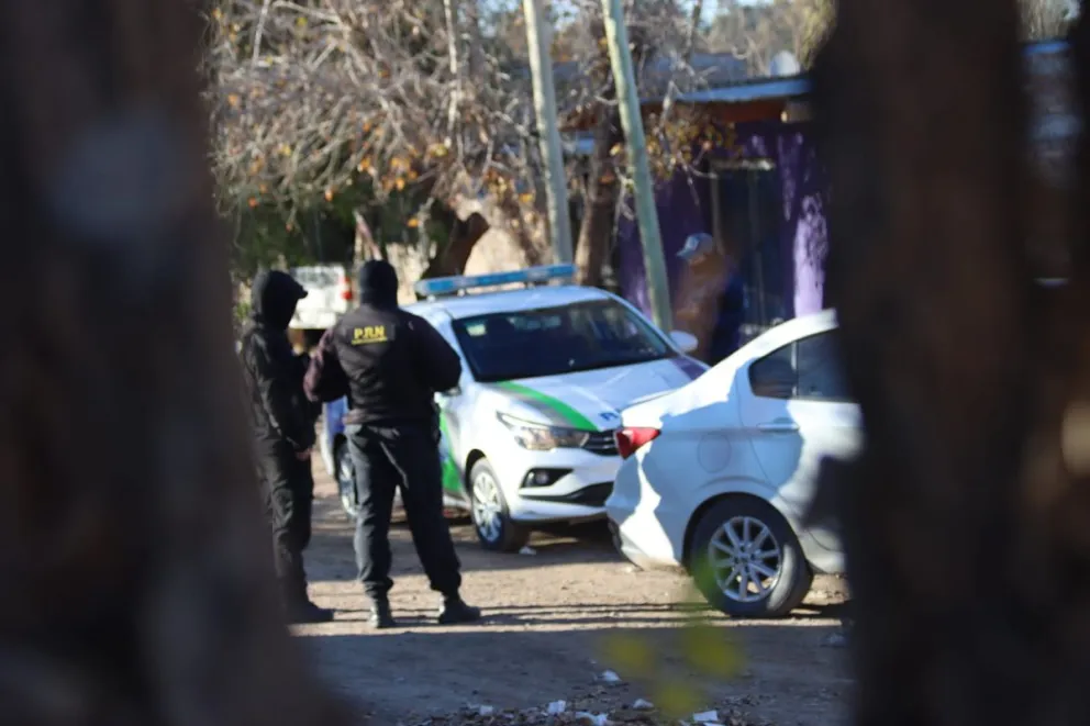 Efectivos de la Policía de Río Negro y la Brigada de Investigaciones realizaron un operativo en una vivienda de la zona norte de Roca, donde hallaron armas y marihuana. Foto (Tania Domenicucci-ANR)