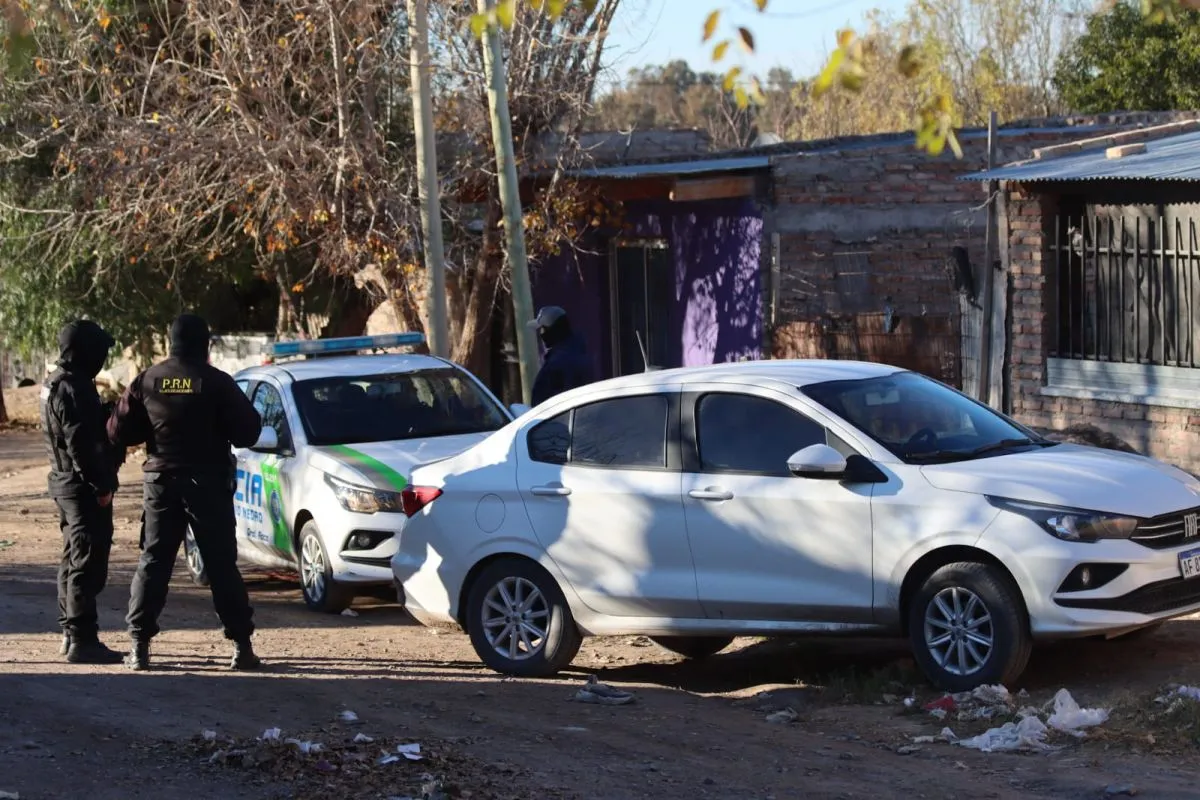 Efectivos de la Polic&iacute;a de R&iacute;o Negro y la Brigada de Investigaciones realizaron un operativo en una vivienda de la zona norte de Roca, donde hallaron armas y coca&iacute;na. Foto (Tania Domenicucci-ANR)