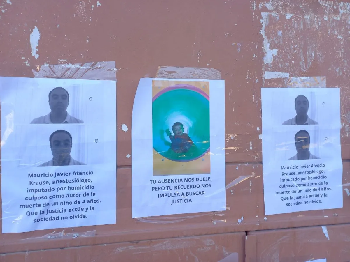 El edificio de Tribunales est&aacute; lleno de afiches pidiendo justicia por Valent&iacute;n. Foto (Tania Domenicucci-ANR).