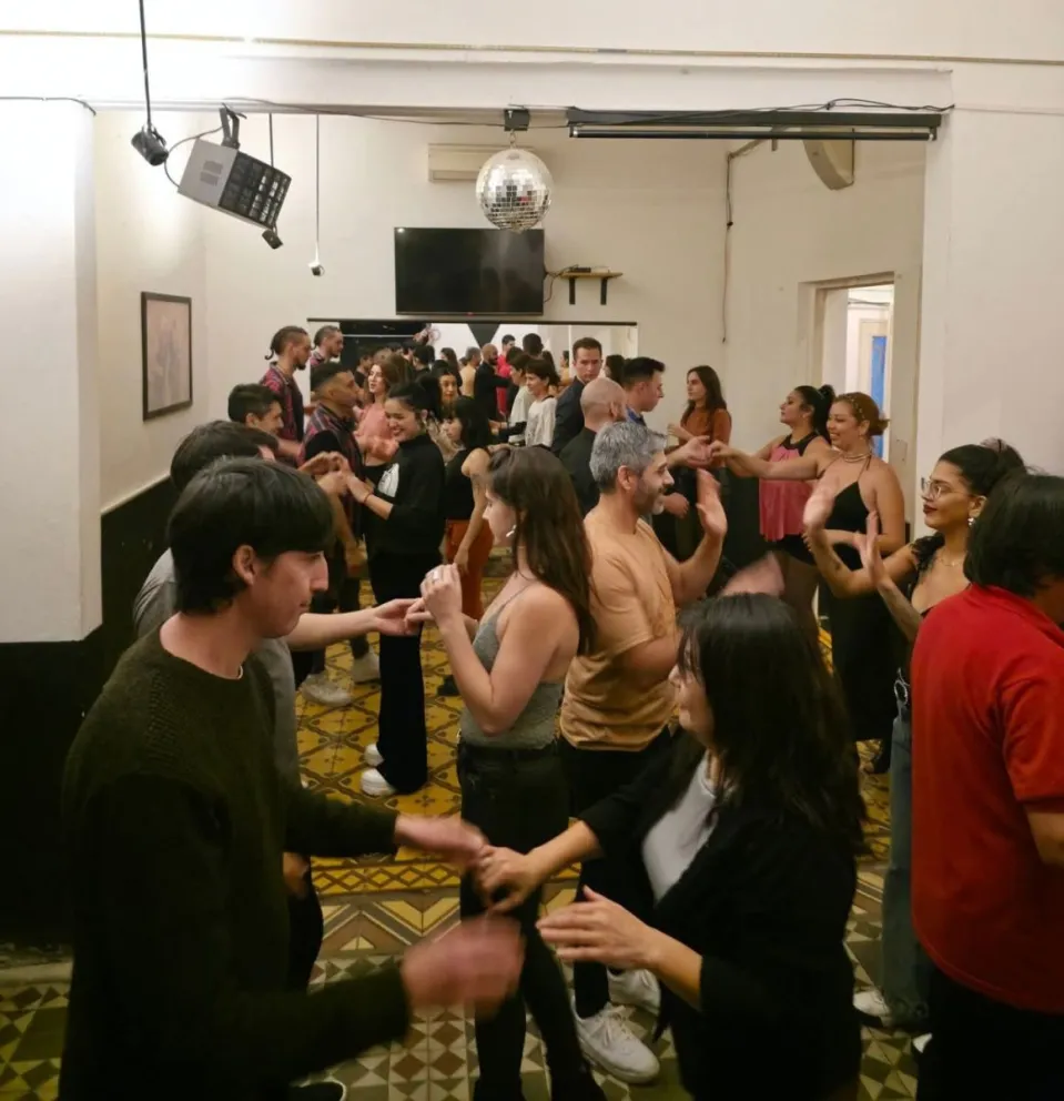 Se dictan clases GRATUITAS de salsa y bachata para niveles principiantes e intermedios, y para todas las edades. Foto (Vaticano).