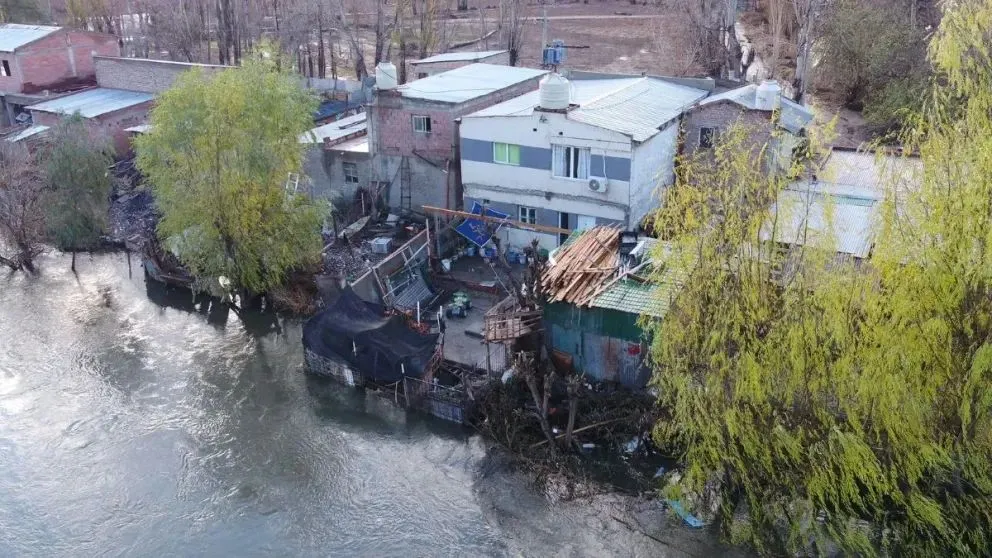 Protección Civil ya inició las recorridas por los barrios y asentamientos ribereños. Recomiendan retirar depósitos y corrales más cercanos al curso de agua. Foto: archivo.